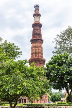Hindistan 'ın Delhi kentindeki Kutub Minaresi 72.5 metre yüksekliğindeki en uzun tuğla minaresidir ve 12. yüzyıl Hint-İslami mimarisi sergilenmektedir..