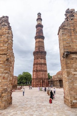Yeni Delhi, Delhi, Hindistan 27 Temmuz 2022 Delhi, Hindistan 'daki Kutub Minar Kompleksi, 12. yüzyıl Hint-İslam mimarisinin bir başyapıtı olan 72,5 metre yüksekliğindeki dünyanın en uzun tuğla minaresine ev sahipliği yapmaktadır..