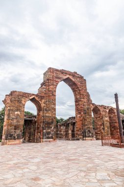 Hindistan 'ın Delhi kentindeki Kutub Minar Kompleksi, 12. yüzyıl Hint-İslam mimarisinin bir başyapıtı olan 72,5 metre yüksekliğindeki dünyanın en uzun tuğla minaresine ev sahipliği yapıyor..