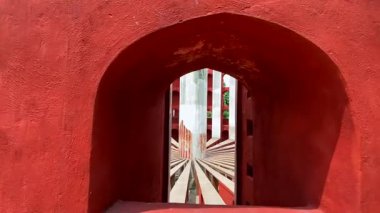 Yeni Delhi, Delhi, Hindistan 27 Temmuz 2022. Jantar Mantar, Maharaja Jai Singh 'in Yeni Delhi Hindistan' da inşa ettiği astronomik enstrümanlardan oluşan bir rasathanedir..