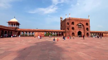 Eski Delhi, Delhi, Hindistan 27 Temmuz 2022. Delhi 'deki Jama Mescidi, İmparator Şah Cihan tarafından inşa edilmiş Hindistan' ın en büyük ve simgesel camilerinden biridir..