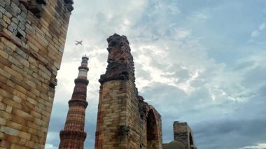 Hindistan 'ın Delhi kentindeki Kutub Minar Kompleksi, 12. yüzyıl Hint-İslam mimarisinin bir başyapıtı olan 72,5 metre yüksekliğindeki dünyanın en uzun tuğla minaresine ev sahipliği yapıyor..