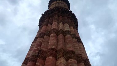 Hindistan 'ın Delhi kentindeki Kutub Minar Kompleksi, 12. yüzyıl Hint-İslam mimarisinin bir başyapıtı olan 72,5 metre yüksekliğindeki dünyanın en uzun tuğla minaresine ev sahipliği yapıyor..