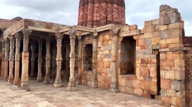 Hindistan 'ın Delhi kentindeki Kutub Minar Kompleksi, 12. yüzyıl Hint-İslam mimarisinin bir başyapıtı olan 72,5 metre yüksekliğindeki dünyanın en uzun tuğla minaresine ev sahipliği yapıyor..