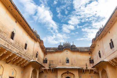 Jaipur, Rajasthan, Hindistan 'daki tarihi Nahargarh Kalesi' nde yer alan Madhvendra Sarayı, zarif mimari eserlerini sergiliyor ve bölgenin kraliyet mirasına kısa bir bakış sunuyor..