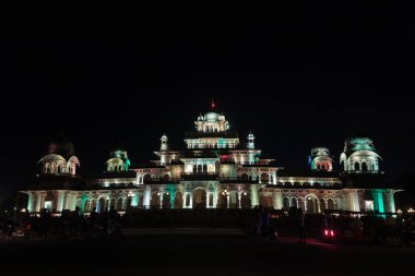 Jaipur, Rajasthan, Hindistan 31 Temmuz 2022. Hindistan, Rajasthan 'daki Jaipur şehir manzarasını aydınlatan Albert Hall Müzesi' nin canlı ve renkli bir gece manzarası..