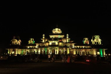 Jaipur, Rajasthan, Hindistan 31 Temmuz 2022. Hindistan, Rajasthan 'daki Jaipur şehir manzarasını aydınlatan Albert Hall Müzesi' nin canlı ve renkli bir gece manzarası..