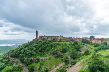 Jaigarh Kalesi, 1726 'da inşa edilmiş, Jaipur' a büyük duvarlarla, Jaivana topuyla ve çarpıcı şehir manzarasıyla bakıyor. Amer Kalesi savunması ve Rajasthanların zengin mirasını gözler önüne seriyor..