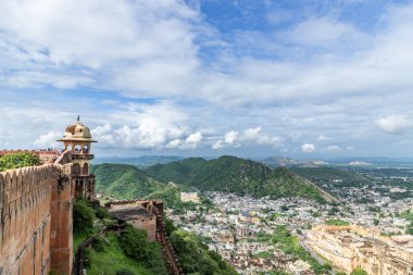 Jaipur, Rajasthan, Hindistan 31 Temmuz 2022. Jaigarh Kalesi (1726), Jaipur 'a büyük duvarlar, Jaivana topu ve çarpıcı manzarayla bakar. Amer Kalesi 'ni savundu ve Rajasthalıların mirasını yansıttı..