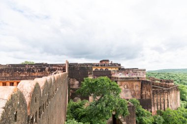 Jaipur, Rajasthan, Hindistan 31 Temmuz 2022. Jaigarh Kalesi (1726), Jaipur 'a büyük duvarlar, Jaivana topu ve çarpıcı manzarayla bakar. Amer Kalesi 'ni savundu ve Rajasthalıların mirasını yansıttı..