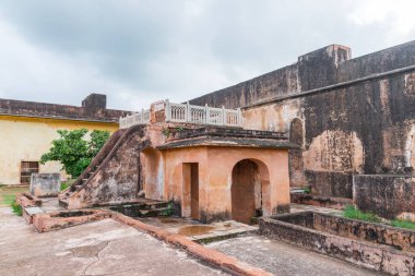 Jaigarh Kalesi, güzel bir kemer ve tepe bahçe, Jaipur, Rajasthan, Hindistan 'da bulutlu bir gökyüzü karşı duruyor.