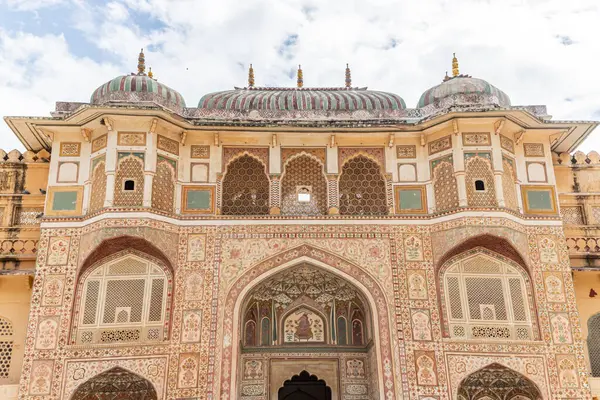 Hindistan, Jaipur 'daki Amber Kalesi' nin dekore edilmiş kapısının inanılmaz manzarası, sanatsal bir fotoğrafta dünyanın güzelliğini gözler önüne seriyor..