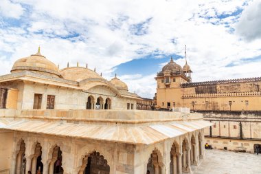 Jaipur, Rajasthan, Hindistan 31 Temmuz 2022. Hindistan, Jaipur 'daki Amber Kalesi' nin dekore edilmiş kapısının inanılmaz manzarası, sanatsal bir fotoğrafta dünyanın güzelliğini gözler önüne seriyor..