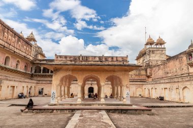Jaipur, Rajasthan, Hindistan 31 Temmuz 2022. Hindistan, Jaipur 'daki Amber Kalesi' nin dekore edilmiş kapısının inanılmaz manzarası, sanatsal bir fotoğrafta dünyanın güzelliğini gözler önüne seriyor..