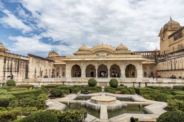 Jaipur, Rajasthan, Hindistan 31 Temmuz 2022. Hindistan, Jaipur 'daki Amber Kalesi' nin dekore edilmiş kapısının inanılmaz manzarası, sanatsal bir fotoğrafta dünyanın güzelliğini gözler önüne seriyor..