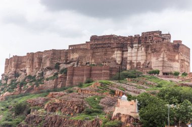 Mehrangarh Kalesi, Hindistan 'ın Rajasthan kentindeki UNESCO Dünya Mirası Alanı Jodhpur şehrine bakıyor..