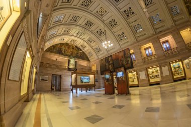 Jodhpur, Rajasthan, Hindistan 3 Ağustos 2022. Henry Vaughan Lanchester tarafından tasarlanan Umaid Bhawan Sarayı 'nın iç mimarisi Batı teknolojisiyle Hint mimarisini kusursuz bir şekilde harmanlıyor..