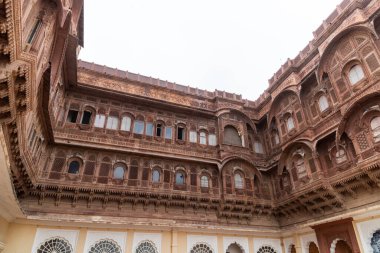 Mehrangarh Kalesi 'nin dış duvarları mimari ayrıntıları sergiliyor. Jodhpur, Rajasthan 'da yer alan bölge UNESCO Dünya Mirasları Alanıdır..