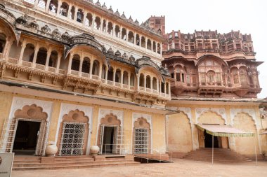 Mehrangarh Kalesi 'nin dış duvarları mimari ayrıntıları sergiliyor. Jodhpur, Rajasthan 'da yer alan bölge UNESCO Dünya Mirasları Alanıdır..