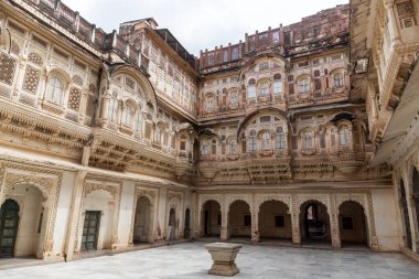 Mehrangarh Kalesi 'nin dış duvarları mimari ayrıntıları sergiliyor. Jodhpur, Rajasthan 'da yer alan bölge UNESCO Dünya Mirasları Alanıdır..