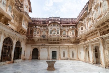 Mehrangarh Kalesi 'nin dış duvarları mimari ayrıntıları sergiliyor. Jodhpur, Rajasthan 'da yer alan bölge UNESCO Dünya Mirasları Alanıdır..