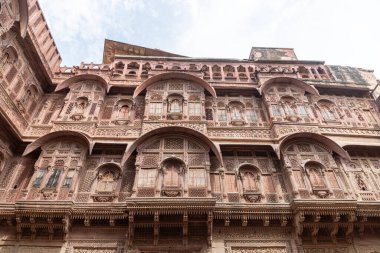 Mehrangarh Kalesi 'nin dış duvarları mimari ayrıntıları sergiliyor. Jodhpur, Rajasthan 'da yer alan bölge UNESCO Dünya Mirasları Alanıdır..
