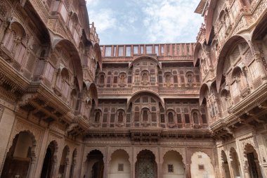 Mehrangarh Kalesi 'nin dış duvarları mimari ayrıntıları sergiliyor. Jodhpur, Rajasthan 'da yer alan bölge UNESCO Dünya Mirasları Alanıdır..