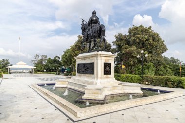 Udaipur, Rajasthan, Hindistan 5 Ağustos 2022. Atının üzerindeki Maharana Pratap heykeli Chetak, Udaipur 'daki Fath Sagar Gölü yakınlarındaki Moti Magri' nin tepesinde duruyor..