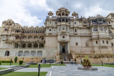 Udaipur, Rajasthan, Hindistan 5 Ağustos 2022 Udaipur, Rajasthan, Hindistan 'daki dünyaca ünlü Şehir Sarayı' nın dış görünüşü.