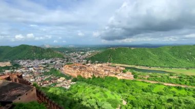 Jaigarh Kalesi 'nin manzarası Hindistan' ın başkenti Rajasthan 'ın Jaipur' daki Amer Kalesi 'ne bakıyor ve tarihi mimarisi ve çevresindeki manzaraların çarpıcı bir manzarasını sunuyor..