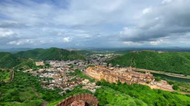 Jaigarh Kalesi 'nin manzarası Hindistan' ın başkenti Rajasthan 'ın Jaipur' daki Amer Kalesi 'ne bakıyor ve tarihi mimarisi ve çevresindeki manzaraların çarpıcı bir manzarasını sunuyor..