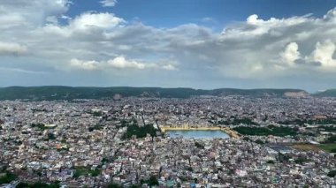 Hindistan, Rajasthan 'daki Nahargarh Kalesi' nden görülen Jaipur şehrinin nefes kesici manzarası, tarihi cazibe ve kentsel manzaranın çarpıcı bir karışımını sunuyor..