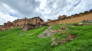 Jaipur, Rajasthan 'daki Amer Kalesi, mavi gökyüzüne karşı kurulmuş ve popüler bir Güney Asya turizm merkezi olan Rajput askeri tepe mimarisini sergiliyor..