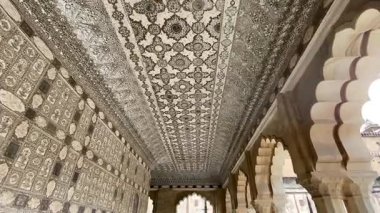 Jaipur, Rajasthan, Hindistan 31 Temmuz 2022. Hindistan 'ın Jaipur kentindeki Amber Kalesi' nde bulunan Sheesh Mahal 'in dekore edilmiş kapısının nefes kesici manzarası, onun karmaşık güzelliğini ve tarihsel ihtişamını gözler önüne seriyor..