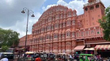 Jaipur, Rajasthan, Hindistan 2 Ağustos 2022, Jaipur, Hindistan 'da Rüzgarlar Sarayı olarak da bilinen Hawa Mahal, karmaşık ve güzel tasarlanmış bir cepheye sahiptir..