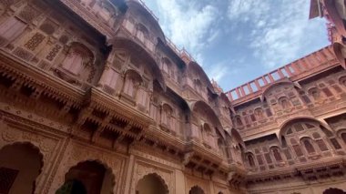 Mehrangarh Kalesi 'nin iç kısımları karmaşık mimari detaylara sahiptir. Jodhpur, Rajasthan 'da yer alan bölge UNESCO Dünya Mirasları Alanıdır..