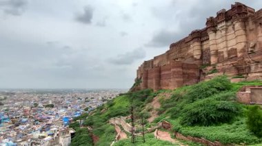 Jodhpur, Rajasthan, Hindistan 3 Ağustos 2022. Mehrangarh Kalesi, Hindistan 'ın Rajasthan kentindeki UNESCO Dünya Mirası Alanı Jodhpur şehrine bakıyor..