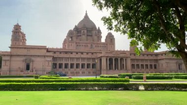 Jodhpur, Rajasthan, Hindistan 3 Ağustos 2022. Henry Vaughan Lanchester tarafından tasarlanan Umaid Bhawan Sarayı Batı teknolojisini Hint mimarisi ile harmanlıyor..