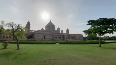 Jodhpur, Rajasthan, Hindistan 3 Ağustos 2022. Henry Vaughan Lanchester tarafından tasarlanan Umaid Bhawan Sarayı Batı teknolojisini Hint mimarisi ile harmanlıyor..