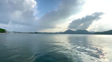 Rajasthan, Udaipur 'daki Fath Sagar Gölü çarpıcı manzarasıyla bilinen sakin bir yapay göl..