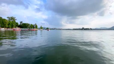 Udaipur, Rajasthan, Hindistan 5 Ağustos 2022. Rajasthan, Udaipur 'daki Fath Sagar Gölü çarpıcı manzarasıyla bilinen sakin bir yapay göl..