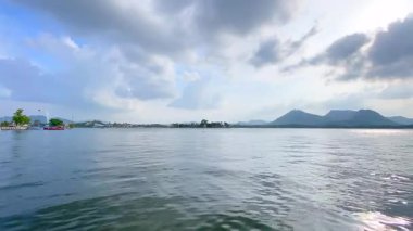 Udaipur, Rajasthan, Hindistan 5 Ağustos 2022. Rajasthan, Udaipur 'daki Fath Sagar Gölü çarpıcı manzarasıyla bilinen sakin bir yapay göl..