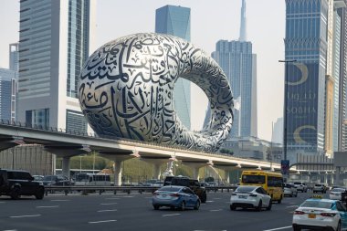 Ticaret Merkezi, Dubai, Birleşik Arap Emirlikleri, 16 Temmuz 2024. Dubai 'deki Geleceğin Müzesi yenilikçi teknolojiler ve vizyoner fikirlerin sergilendiği fütüristik bir dönüm noktasıdır..