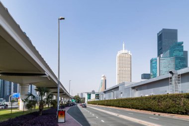 Ticaret Merkezi, Dubai, Birleşik Arap Emirlikleri, 16 Temmuz 2024. Dubai Dünya Ticaret Merkezi, Sheikh Zayed Yolu 'nda ikonik bir kule, Dubais' in canlı şehirleri ile çevrili..