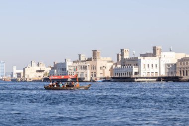 Deira, Dubai, Birleşik Arap Emirlikleri, 23 Mayıs 2024. Abras olarak bilinen geleneksel ahşap tekneler Dubai Deresi boyunca yelken açarak şehrin tarihsel cazibesine bir göz atarlar..