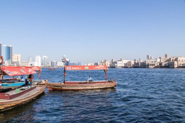 Deira, Dubai, Birleşik Arap Emirlikleri, 23 Mayıs 2024. Abras olarak bilinen geleneksel ahşap tekneler Dubai Deresi boyunca yelken açarak şehrin tarihsel cazibesine bir göz atarlar..