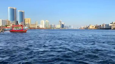 Deira, Dubai, Birleşik Arap Emirlikleri, 23 Mayıs 2024. Abras olarak bilinen geleneksel ahşap tekneler Dubai Deresi boyunca yelken açarak şehrin tarihsel cazibesine bir göz atarlar..