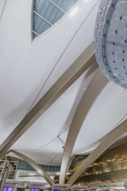 Abu Dabi, Birleşik Arap Emirlikleri, 16 Temmuz 2024. Zayed Uluslararası Havalimanı, Etihad Havayolları 'nın merkezi olarak hizmet veren modern A Terminali ile Abu Dhabis' in ana havaalanıdır..