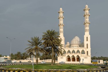 Seeb, Muscat, Umman, 16 Temmuz 2024. Jamea Alrahman Alraheem zarif tasarımı ve barışçıl atmosferiyle bilinen, ibadet ve yansıma için ideal sakin bir camidir..