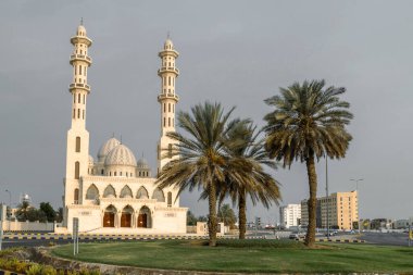 Seeb, Muscat, Umman, 16 Temmuz 2024. Jamea Alrahman Alraheem zarif tasarımı ve barışçıl atmosferiyle bilinen, ibadet ve yansıma için ideal sakin bir camidir..